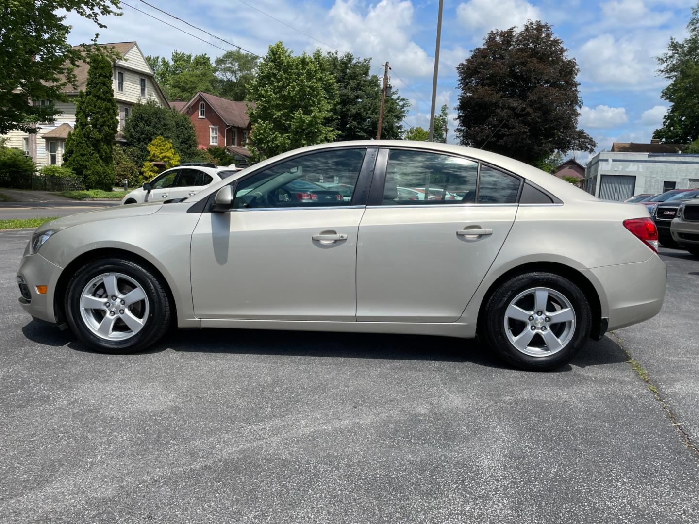 2016 Chevrolet Cruze 2LT Auto (1G1PE5SB8G7) with an 1.4L L4 DOHC 16V TURBO engine, 6-Speed Automatic transmission, located at 101 N. Main Street, Muncy, PA, 17756, (570) 546-5462, 41.207691, -76.785942 - Photo#4